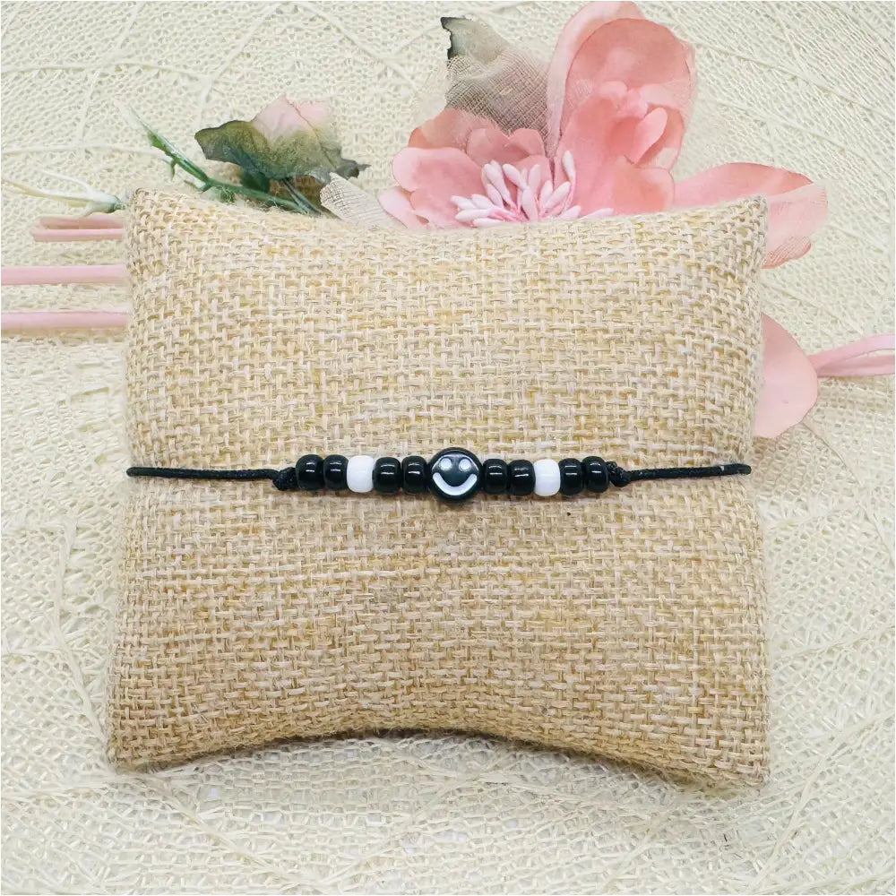Happy Smiley Makramee Armband schwarz weiss inkl. keep Smiling Kärtchen