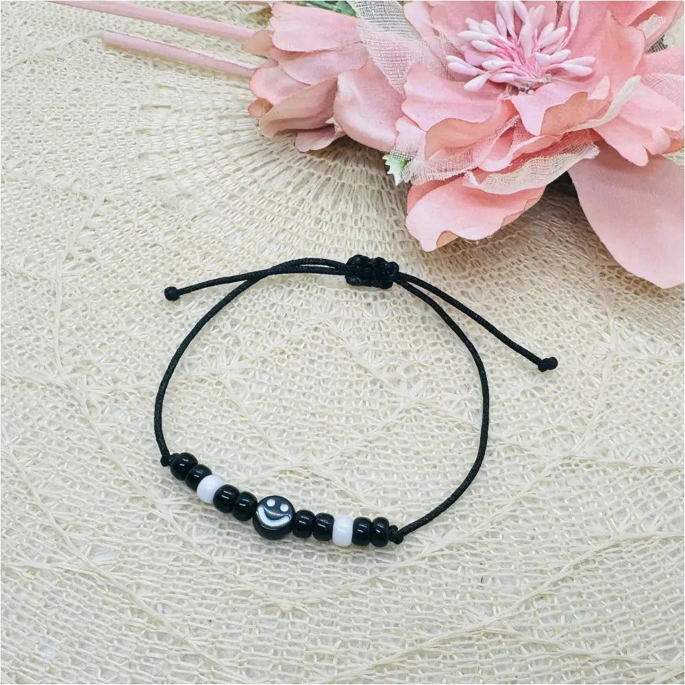 Happy Smiley Makramee Armband schwarz weiss inkl. keep Smiling Kärtchen